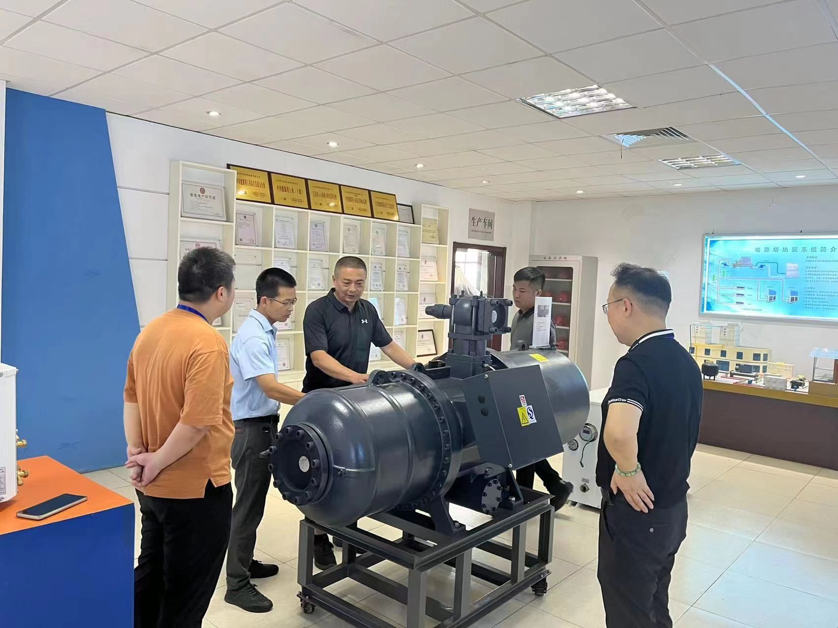 泰安热烈欢迎新疆阿克苏地区商务局领导一行莅临江苏PA捕鱼官方网站新能源（集团）有限公司参访交流