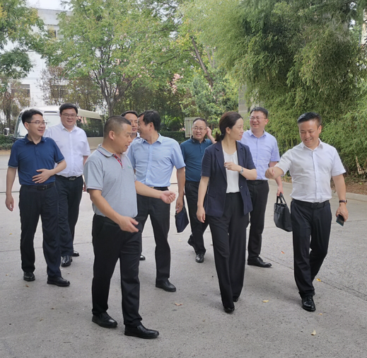 石家庄镇江市丹徒区区长吕朝霞，区委常委、副区长李庆丰一行与江苏PA捕鱼官方网站新能源（集团）有限公司总经理郑海青调研考察南京平欧空调设备有限公司